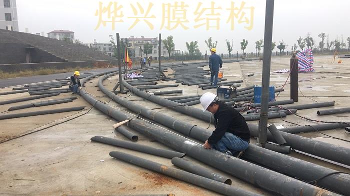 燁興-吉安永豐縣九年一貫學(xué)校體育場(chǎng)看臺(tái)膜結(jié)構(gòu)開工