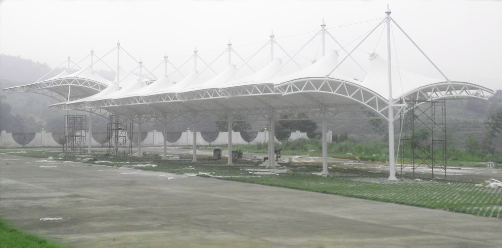 懷化市駿泰槳紙廠辦公大樓車(chē)棚膜結(jié)構(gòu)工程