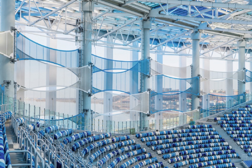 在布置時，膜結(jié)構(gòu)面板的一端位于柱子的前表面，另一端位于柱子的后表面