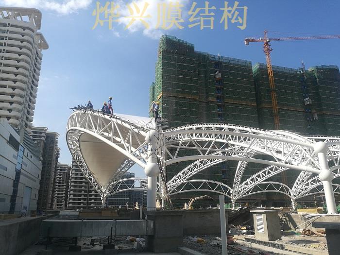 燁興-海南遠(yuǎn)大廣場(chǎng)3D天幕膜結(jié)構(gòu)項(xiàng)目開始裝膜